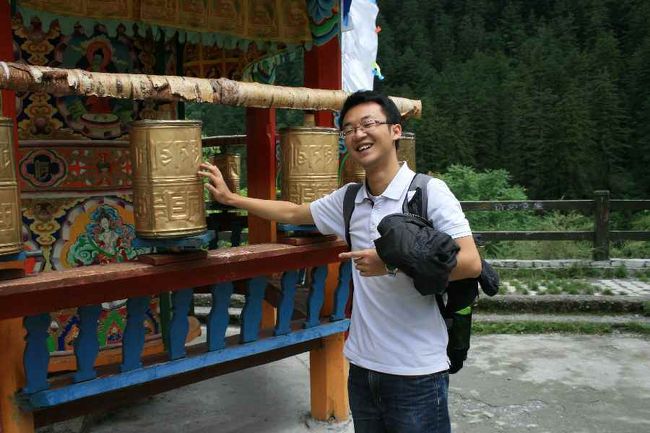 民族文化村。<br />マニ車を回しながら、願いごとを唱え<br />一周すると、願いが叶うそうです。<br />この中に更に巨大マニ車もあります。