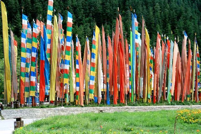 タルチョ。<br />空、風、火、水、地の五つを意味する旗で、経文が印刷されています。<br />タルチョが風にはためくと、お経を唱え、その教えを広めるのと同じ意味を持つとか。