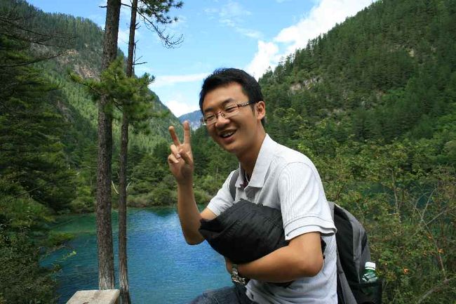 Ara Chinaガイド（胡さん）おススメスポット。<br />彼はこの景色が一番好きなのだそうです。<br />そこでポーズを取ってもらいました。