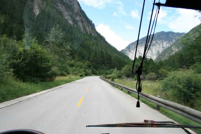 バス移動。<br />午後になり、実はこのバス、かなりひしめきあっています。<br />ハイキングは午前中から始めるのがおススメです。<br /><br />この谷はバスが乗り入れられるので、黄龍に比べ<br />気分的にもだいぶ楽な行程でした。<br /><br />とはいえ、わたしのふくらはぎもだいぶ限界が近づいてきました。<br />その夜はわたしも平目張り。<br />