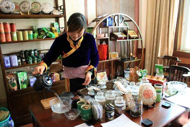 九寨茶道。<br />友達のリクエストにより、立ち寄りました。<br />ここで何種類かのお茶をご馳走になり<br />自分好みのお茶を買います。<br /><br />今回、わたしは薔薇茶と笹茶を購入。<br />両方とも九寨溝の高地で採れたお茶だそうです。<br /><br />帰国後まず薔薇茶を入れてみました。<br />花茶には美容美顔、老化防止の効果があるそうです。<br />お茶屋のお姉さんが「4杯まで飲める」と言っていたとおりでした。とはいえ、２杯目が一番美味しかったです。<br /><br />ところで伝統的な中国茶道には、日本の盃位の大きさの湯のみにお茶が注がれます。<br />それを一気に飲んだら、ガイドさんに笑われました。<br />「まず、香りを楽しむ。それから、少しずつ飲む」そうです。<br />お酒なら、ちびちびいけますが…<br /><br />いろんなお茶を楽しんで、だいぶリフレッシュしました。<br />