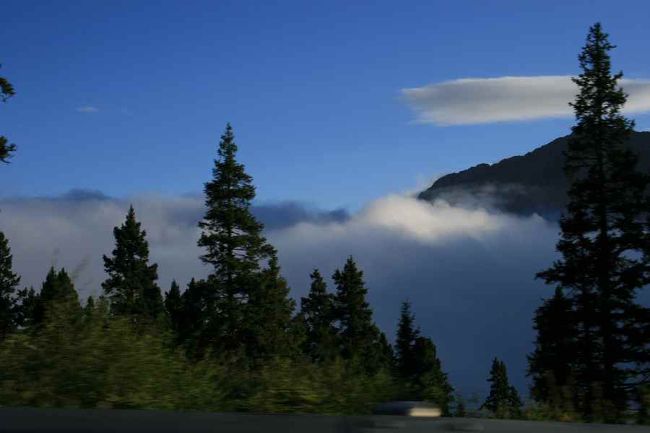 翌朝の風景。<br /><br />九寨溝の空港まで戻ります。<br />中国の旅の前半終了。<br />これから空港で2時間待たされ、成都へ移動。<br /><br /><br />胡さん、いろいろとお世話になりました。<br />新婚旅行の折には是非、日本へ来てくださいね。