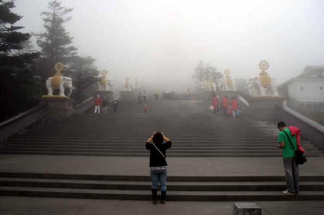 ホテルのチェックインを済ませると<br />「少し散歩しましょう」ガイドさんが誘いますが<br />友達は筋肉痛がピークに。<br /><br />お天気により、翌朝見学できない可能性もあるそうで<br />彼女はわたしとガイドさんに抱えられるように<br />なんとか階段を登りつめてゆく…