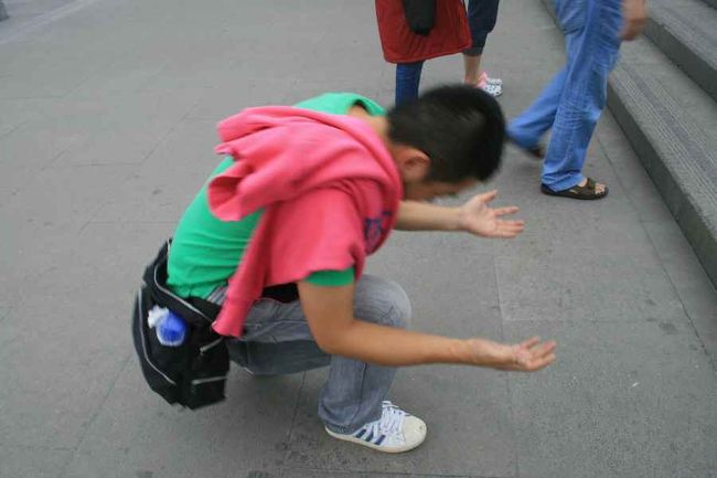 中国のお祈りの仕方。<br />まず、願いごとを唱える。<br />（願い事は人には言ってはいけないそうです）<br />手を合わせて３回会釈しながら拝む。<br />最後に３回地べたにひれ伏すそうです。<br /><br />とても真剣に教えてくれました。<br /><br />