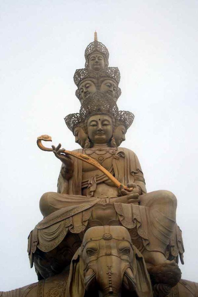 いままでガスがかかって何も見えなかった進行方向に<br />ふわっと普賢菩薩が姿を現しました。<br />そしてまたすぐに霧の中へ…<br />象は菩薩様の乗り物だそうです。<br /><br />菩薩様の蛾眉もまあるい三日月型で美しいですね。<br /><br />翌朝、金頂でご来光を拝む予定。<br />晴れますように。<br />