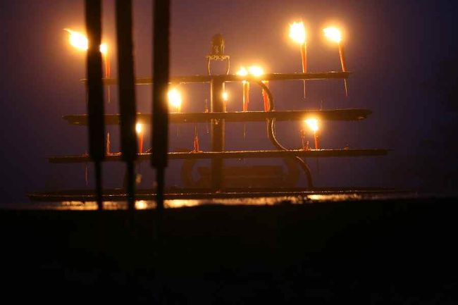 普賢菩薩に供えるお光。<br />ご来光を待つために<br />朝5時起床、5時半出発<br />金頂へ向かいます。<br />まだ外は真っ暗です。