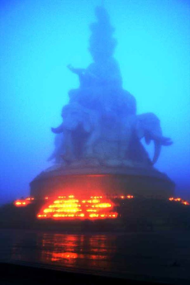 だんだん空が白んできました。<br />そして、光の中に<br />普賢菩薩様が現われました。