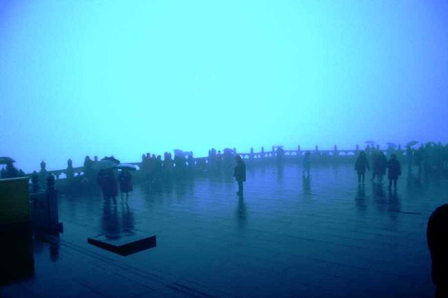 実は、金頂の軒下で雨宿りしています。<br />この日は残念ながら、小雨が…<br /><br />ガイドさんに<br />「日の出見えるかな？」と尋ねると、微妙な表情。<br />日の出時刻まで待ち、暫くして諦めて戻ることに。<br /><br />金頂は標高３０７７ｍ。<br />ここから、雲海の彼方に登る朝陽を想像しつつ…<br />仏光（虹の輪の中に自分の影が見える現象）も見てみたかったな…<br /><br />かなり大粒の雨に変わってきました。<br />