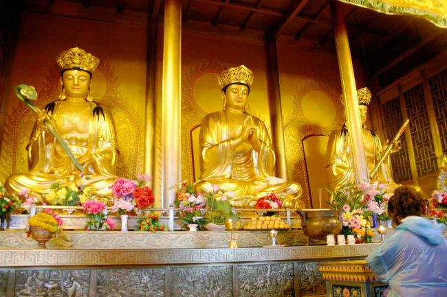 お堂の前で、若い中国人カップルに呼びかけられました。<br />「日本人（リー　ペン　レン）？」と尋ねられ<br />写真を一緒に撮って欲しいとはしゃいでいるのです。<br />その勢いに乗せられ、はいチーズ！<br /><br />あれは一体、何だったのでしょうか？<br />とはいえ、いい思い出になりました。