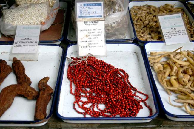 相思豆（シャン　スー　トー）。<br />峨眉山を下山中、参道の乾物屋に、糸で数珠のように通しているものを発見しました。日本語でおしどり豆というそうです。<br /><br />何に使うか尋ねると、思う人に告白するときプレゼントするそうです。ちなみに、ガイドさんも経験あるのか尋ねると<br />照れくさそうにＹＥＳ。<br />中国の古い伝統だそうです。<br /><br />それなら、日本にいる独身族に「誰かにあげなさい」と土産として持ち帰ろうと思っていたのに…<br />ついつい買いそびれてしまいました。ごめんなさい。