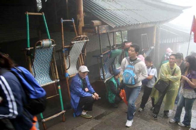 友達は階段を登ってゆくとき、この乗り物に乗ろうか<br />本気で考えたそうです。<br /><br />筋肉痛はだいぶやわらいだとか。<br />良かったね。