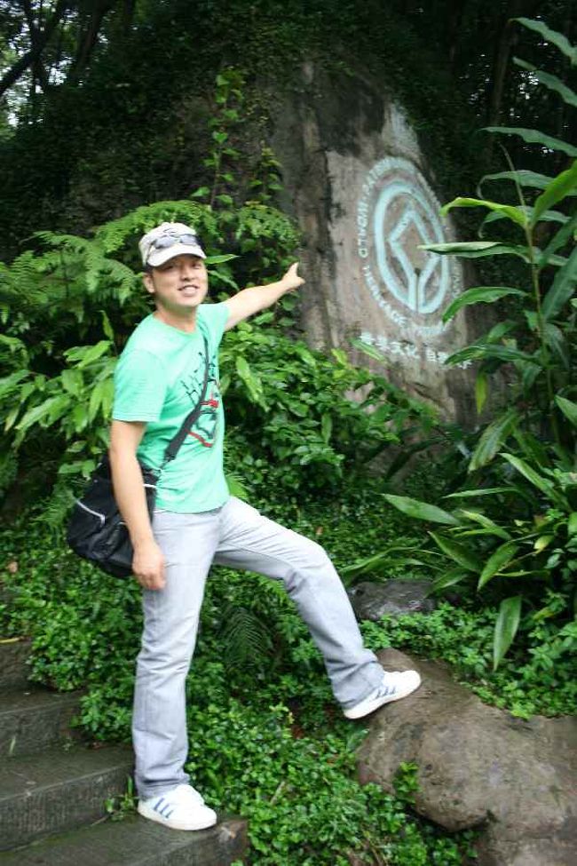 世界遺産の碑。<br />峨眉山は山の形が女性の眉（蛾眉）に似ていることから名づけられたそうです。<br /><br />1996年世界文化自然複合遺産に登録され<br />中国の四大仏教の山（普陀山、九華山、五台山）の一つ。<br /><br />ガイドさんが、ひとつひとつ丁寧に教えてくれました。<br />いい仕事しているな…と感心します。<br /><br /><br />