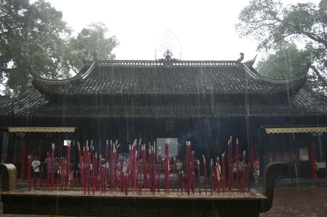 報国寺境内。<br />ここでガイドさんに教わったように<br />中国式祈りを捧げました。<br />わたしの祈りは後で友達に知られてしまいました。<br />願いが叶わなかったらどうしよう？<br /><br />彼女の祈りは、さて、何だったのでしょう？<br /><br />