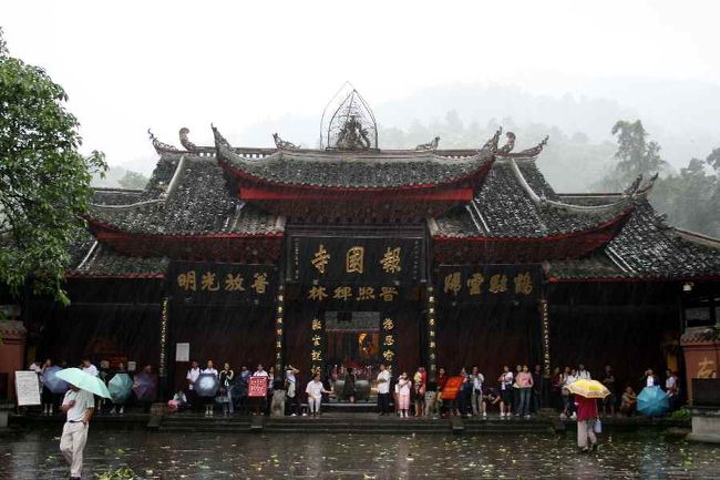 報国寺。<br />このお寺は峨眉山の麓にあります。<br /><br />雨がかなり激しく降りだし、着ていたウィンドブレーカーの中まで水が浸透してきました。布靴は内側までびっしょり。<br /><br /><br />