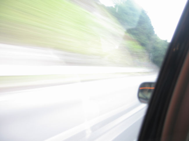 どうしてそういうことになったのか？<br />成り行きとしか言いようが無い。<br />そうだ、言いだしっぺは彼女だ。<br />しかし自家用車で行こうと言ったのはわたしだ。<br />なぜ彼が参加することになったのか？<br />各人の思惑が交錯し、そういうことになった。<br />すべては成り行きだったのだ。<br />それぞれの目的を載せ車は走る。<br />夜明け前に静岡を出発し岡崎に午前７時。<br />彼女と合流して更に西へ。<br />西宮まで４時間。<br />休憩も入れて合計５時間。<br />そして彼も合流した。