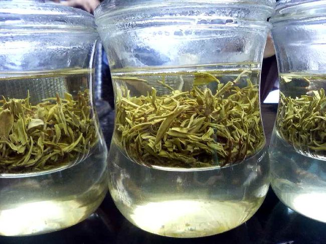 錦里古街。<br />武候祠のお隣にあります。<br />民芸品、菓子、長い棒に刺したイカ焼きのようなもの<br />餅をトン、ト、トンとリズミカルに投げる様子。<br />なんとなく日本でいう縁日の屋台が揃ったような雰囲気。<br /><br />珍しかったのは、吹糖人。<br />飴にガラス細工のように空気を入れて細工します。<br /><br />糖画。<br />平べったい飴に絵を描きます。ルーレットで絵を選ぶようです。<br /><br />この街の一角に茶館があり<br />そこで暫く休憩することにしました。<br /><br /><br />