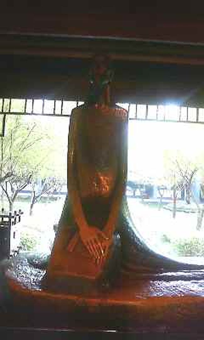 杜甫草堂。<br />詩聖杜甫（712〜770）の庭園。写真は唐の都、長安から戦乱を逃れ、成都へたどり着いたときの姿だそうです。その後、だいぶふくよかになった杜甫像がこの先に。杜甫は1200首の詩を作りましたが、そのうちの240首はこの地で作ったそうです。<br /><br />園内に『春望』の詩を記した石版があり、ガイドさんに中国語で読んで貰いました。いい響き。むかし教科書に載っていた詩の筈なのですが、内容をすっかり忘れてしまい<br />もう一度日本語で教えてもらいました。<br /><br />そして、復習。<br />国破れて山河在り　城春にして草木深し　<br />時に感じては花にも涙を潅ぎ　<br />別れを恨んで鳥にも心を驚かす　<br />烽火　三月に連なり　家書　万金に抵る　<br />白頭掻けば更に短く　渾て簪に勝えざらんと欲す　<br /><br />　<br />上海を経由し、無事帰国。<br />易さん、お世話になりました。<br />いつか日本へいらっしゃいね。