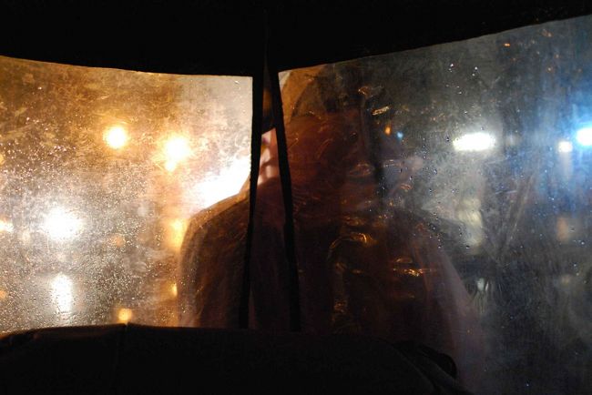 シェムリアップ空港で待っていたのは、ドライバー「Ｖ」と、「大雨」