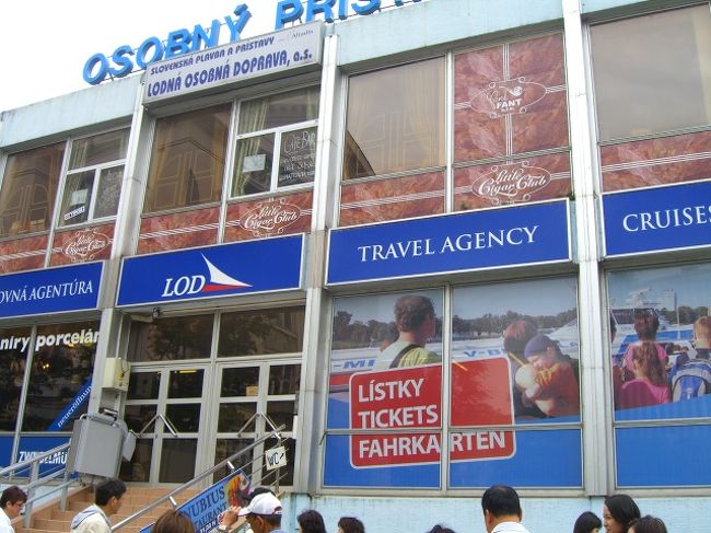 昼、やっとこ、スロバキアの首都ブラチスラバに到着。到着早々、昼食場所へ。<br />「・・ここ？」少し不安になるくらいの趣ww<br />中に入ると、薄暗い。階段を登って二階へ。「いい意味で、共産国の名残ということでえ・・」<br />(　・ω・)ﾓﾆｭ?　いい意味でね・・・はいはい・・・。