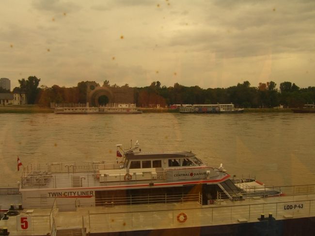 窓の向こうは、ドナウ川・・・なんだけど、ガラスが汚過ぎますぅ〜ww<br />しょぼいレストランでの昼食は、期待してなかった。だからか、「(ﾟДﾟ )ｳﾏｰ」あら、意外と食べられるww　やるねぇ〜共産主義ww