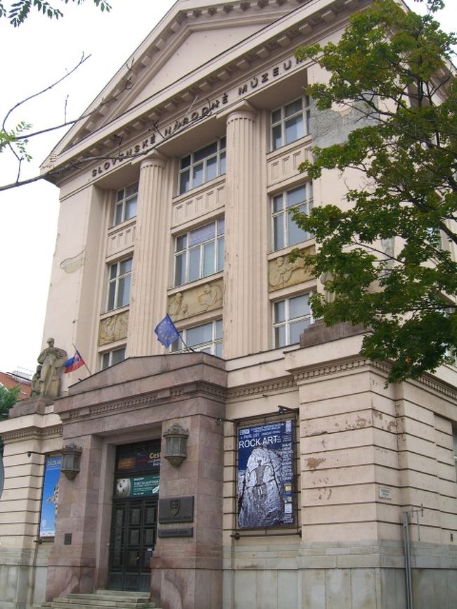 食事が終わり、外に出ると、ガイドさんが待っていてくれた。<br />これから、観光の始まり。<br />まずは、レストランの前にあるのは「博物館」<br />それから、道を渡って、ガイドさんの説明を聞きながら、オペラ座の前の広場にでる。