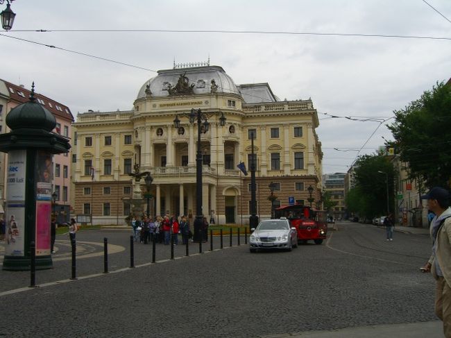 そこからまた歩きで、次の広場へ。外から「あれがあれで・こっちがこれで・・・」と、指差す方向をみんなて眺めるだけー。入場観光はなし！