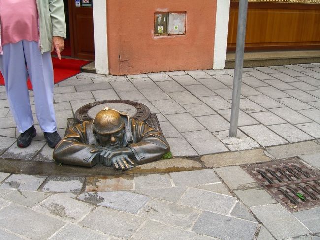 こーんなおじさんが、マンホールから見てますww