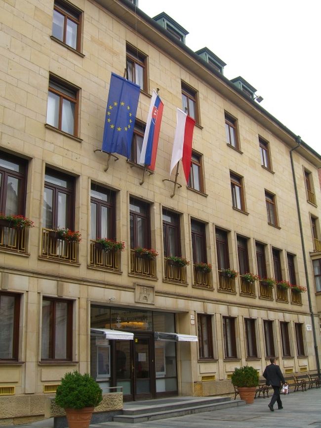 次の広場に移動して、市役所だっけか？そこで解散。<br />「集合は、日本大使館のあった、向こうの広場でーす！」<br />それを聞くと、わーーーっと散らばった。写真を撮りながら、元来た道を戻る。<br />民芸品の屋台をひやかし、どうしても、トナカイのぬいぐるみが欲しくてゲットww<br />夫は「おいしい」と聞いたお菓子やさんで、ケーキをケイクアウトしたくて、中に入り、並んでじーーーっと待ってやっとこゲット。←前の日本人が、なかなか欲しいケーキを伝えることが出来なかったもので・・ww<br />ケーキ屋さんから出て来ると、もう時間なのか、大抵の人が集まっている。点呼を取ると、あと一組。「どこ行っちゃったんでしょうねぇ？」「ケーキ買ってましたよ？」みんなでわいわい言ってると、最後の3人組みが来た。