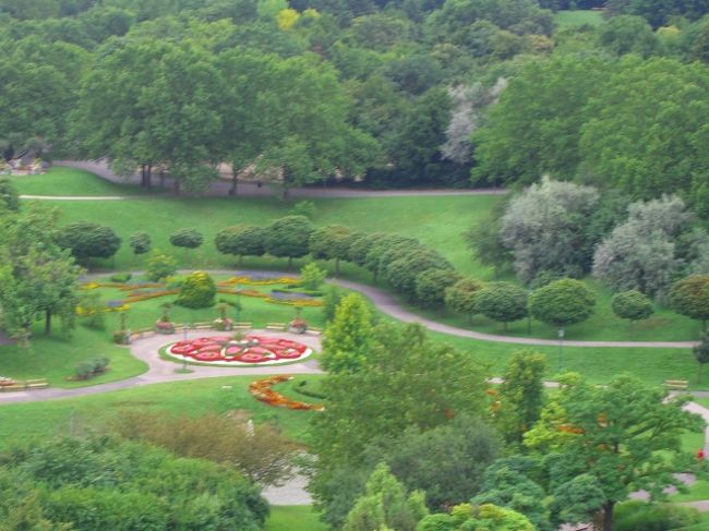 バスに戻って、ウィーンに向けて出発。<br />またまた、即効で寝るww　”c(-｡-,,)c)~”<br />日も傾きかけて、やっとウィーンの郊外にあるホテルに到着。<br />「こんなとこに、ホテルがあるのぉ？」というくらいに、なーんもないところ。家さえもない！ww<br />