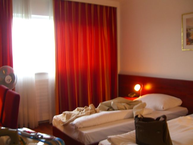 突然出て来るホテルに「おお！ここだ」<br />荷物を下ろして、ロビーで待ち、カギを貰って、「荷物を置いたら、すぐに降りて来てください。夕食はここのホテルで摂ります」<br />6階でエレベーターを降り、部屋を探して、「あった・あった」<br />カギを開けようにも・・・、どっちに回しても開きませんが？<br />「カギが硬いのかな？」もう一度・二度・三度、やりなおすけれど、開かない。<br />「まだ添乗員さんが、ロビーにいるはずだから、下りて、聞いて来る」走って、エレベーターまで行くと、丁度エレベーターのすぐ前の部屋だった新婚さんが、ドアを開けて入るところ。<br />「あのぉ〜、どーやって開けたの？」「ボクらもよくわからなくて、開けてもらったんですよ。ちょっと見に行きましょかぁ」「ごめんねぇ、お願いできるかしら」<br />新婚さんのダーリンをお借りして、カギ開けに奮闘するも、開かず。<br />そのうち夫が「カチャリ」とカギ開けに成功！<br />「ヽ(´―｀)ノﾊﾞﾝｻﾞｰｲ」<br />中に入って、夫曰く「普通、カギを開ける方向の反対に回すと開く」なんやぁあーー！それっ！そしたら、最初に言えよぉー！てか、ドアに「OPEN」って矢印でも、描いとけっ！！<br />慌てて、下におりて、ホテルのレストランに。<br />「カギ、開けにくかったですよねー」と、みんなが言っていた。