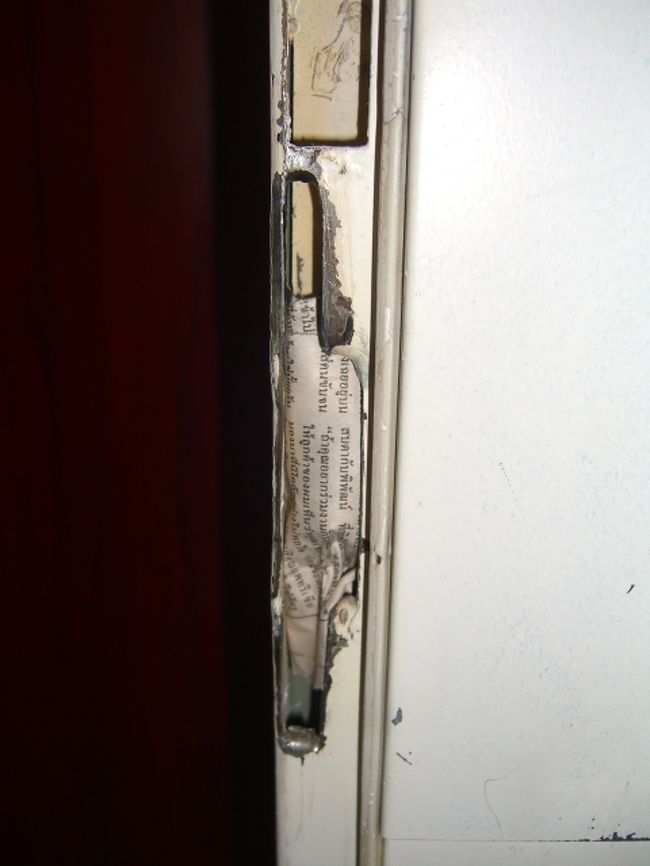 見たら、ドアに新聞紙が詰まってたよ。