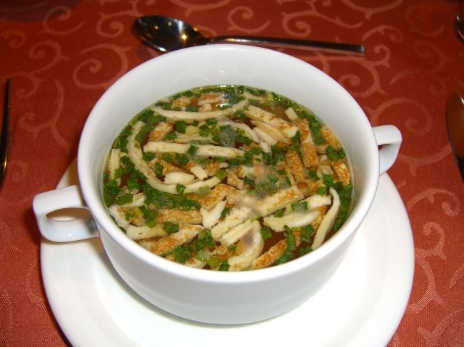 食事つきのツアーは、ラクでいいけど、選べないのが欠点だよね。今夜のメニューは、「ローストビーフ」ということなのだが、固いっ！！これもみんなで「あの肉、固かったねぇ〜」と、言い合いましたよww<br /><br />食事が終わった頃、ホテル内に唯一あるショップが開店〜♪<br />女性はみなさん、お買い物モードギンギンで、狭いショップの中を行ったり来たり。<br />スワロフスキーが安いとのことで、箱まで持って、その中に「あれと、これと・・・あっ、これもいいわね」状態で、入れて買う・買うww<br /><br />他でもスワロフスキーは見たけれど、確かにこのホテルのショップが安かった。<br />ホテルはボロでも、スワロフスキーはお買い得♪でも、いつ開店してるか、謎ですけどねぇ〜ww