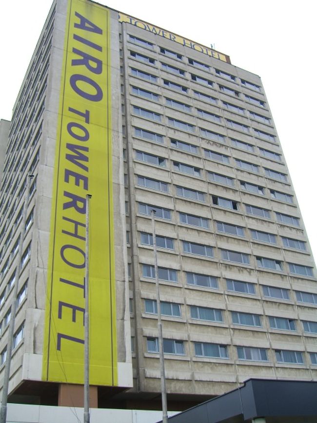 シャワーを使ったら、フックに掛かってるヘッドが、お湯が出るとその水圧に負けて、踊りだしたww　つまり、手に持ってないと、シャワーが浴びることができませんww<br />クーラーはないし・・・まあ、暑くなかったから、よかったけど、猛暑のときはどうすんだろ？いちおー、「扇風機」はありました。