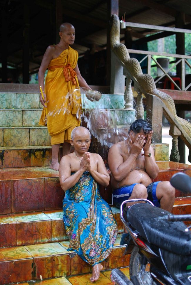僧侶から聖水を浴び、身を清める信者