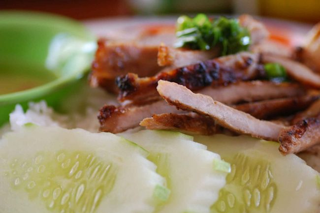 オールド・マーケットへ戻って「ブランチ」<br />ＢＢＱポークのせご飯とアンコール・ビール・ジョッキでしめて＄１．７５