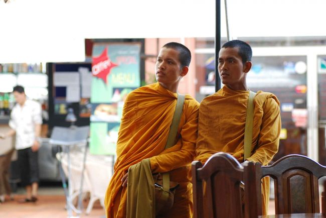 ここにも托鉢僧はやってきます。