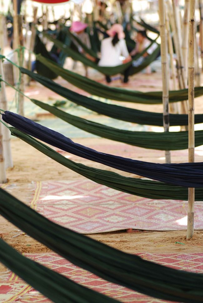 正直、「聖池」と思っていたので、この「海水浴的」な雰囲気にはびっくりしました。