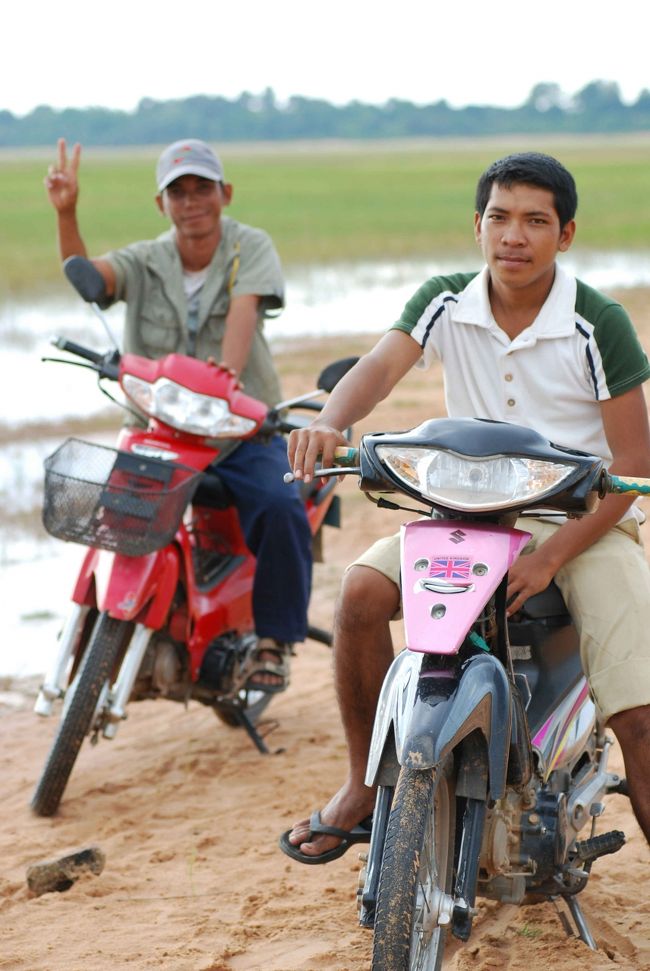 水量が少なくて、広くなっている「メボン」<br />バイタクで移動します。