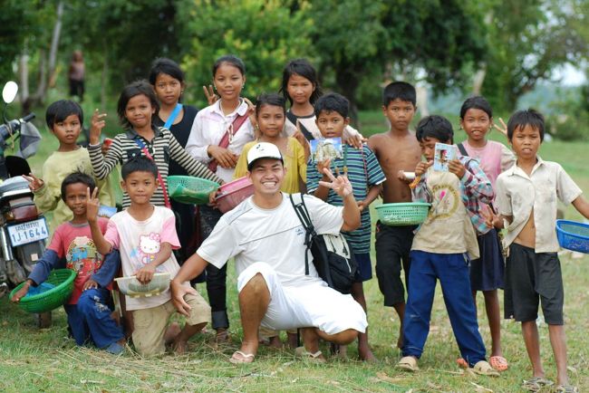 待っていたのは大勢の子供たち。<br />もちろん「おみやげ・・・」攻勢ですが、構わずに一緒に遊んでました。