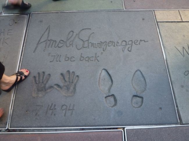 ﾊﾘｳｯﾄﾞのﾁｬｲﾆｰｽﾞｼｱﾀｰ前に俳優のサインと手形が多数あり多くの観光客がいました。このｻｲﾝはｱｰﾉﾙﾄﾞ･ｼｭﾜﾙﾈｶﾞﾂｱｰ。<br />