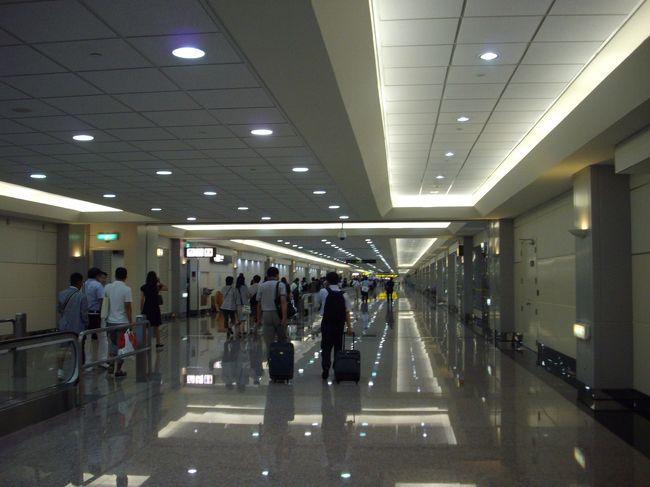 桃園国際空港第2ターミナル、入国、税関手続きに向かいます。<br />12時30分頃ついて30分くらいで入国手続き終了し両替済ます<br />入国ロビー出て右に行きまた右に曲がります。バスチケット買いに向かってます