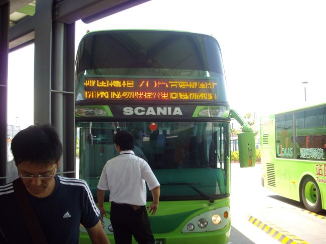 桃園駅到着（15分くらいかな）終点<br />荷物出してくれるので、各々自分のスーツケース取り<br />シール半券とチェックありませんでした<br /><br />それにしても暑い<br /><br />桃園駅まわりは何もありません