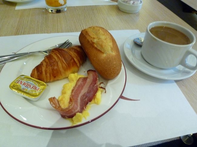 おはようございます。<br />朝食はいつもこんなかんじでした。<br />パンがめちゃくちゃおいしい！ってコメント<br />多かったですが、そこまででは・・<br />でも、十分おいしく頂きました＾＾<br />一人はきついな〜と思ってましたが、毎朝いろんな方達と<br />ご一緒して、楽しかったですよ♪<br /><br />向こうから、「おいで〜」と言ってくれたり、<br />自ら「いいですか〜」って積極的にいきました。<br /><br />