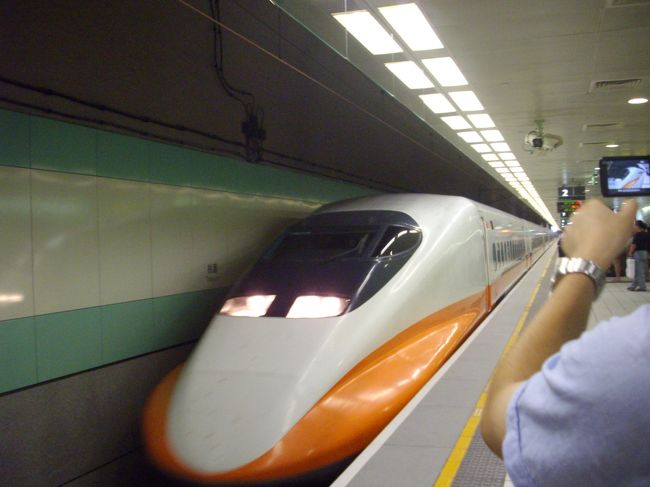 新幹線時間通りです<br />3号車です　（3列、2列）日本と同じ。車内販売あり、自動販売機あり