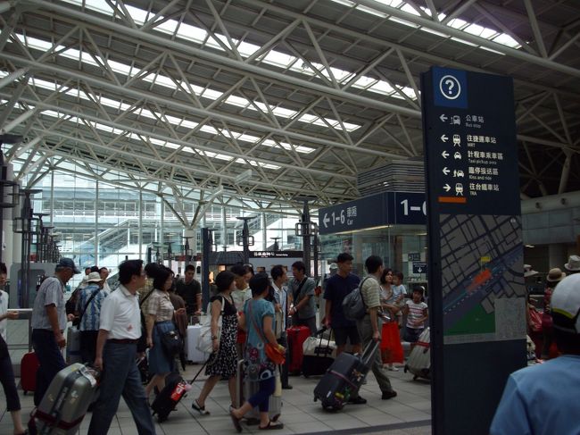 左営駅に着きました<br />綺麗で大きいです。人も沢山おりますね<br /><br />中国の団体さんも結構おりました<br /><br />地下鉄でホテルへと思いましたが、タクシーで向かいます<br />