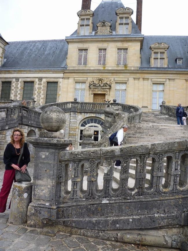 フォンテーヌブローへ。<br />せっかくの曲線美の階段が入りきれてないですが、<br />おば様達に、「上まで走って行ってきー」と。<br />近づくと意外と大きい！