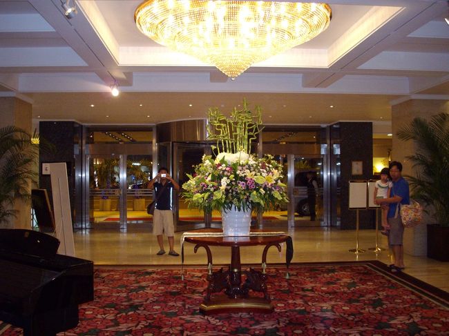 左営駅からタクシーでホテル20分くらい（265元）楽天トラベルにて予約<br />４つ星ホテル華王大販店（地下鉄駅から徒歩５分）ﾊﾞｲｷﾝｸﾞ朝食付き品数も豊富です。隣の部屋の音とか全く聞こえません。エレベーター３基、ﾙｰﾑｻｰﾋﾞｽあり。<br />愛河も近く散歩するのにも最適。ﾌｴﾘｰで行く旗津も隣の駅。スタッフ手作りの周辺マップがありました（食べる所や観光場所等）<br /><br />日本人スタッフもおり、他のスタッフも日本語ＯＫ<br />口こみとおりとても感じのよいホテルでした<br />