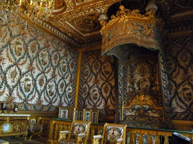 一見きらびやかだけど、この城全体の色合いが<br />落ち着いていて、又朝一だったため、人が少なかったので、<br />ゆったり見て回れて、「良かった〜」です＾＾