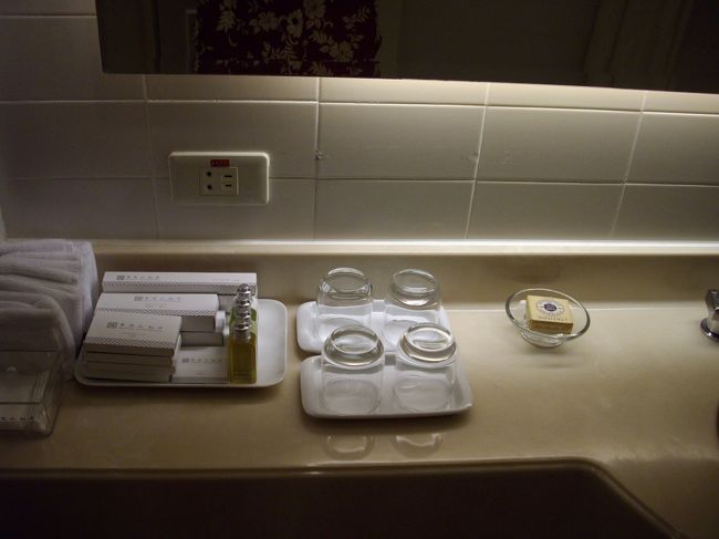 アメニテイーもいろいろあります<br />ﾊﾞｽﾛｰﾌﾞ、使い捨てスリッパ紙ではありません、ｾｷｭﾘﾃｲＢＯＸ