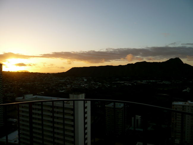 今日は朝9時にホテル前に集合で<br />小型バスで観光ツアーに出発。<br />だから早起きしました。<br />ラナイに出てみると…朝日が昇るところ！<br />ダイヤモンドヘットが輝いて幻想的★